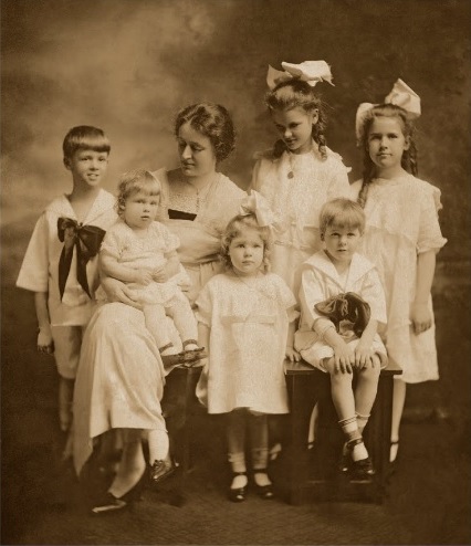 Drueke children with their mother, 1918